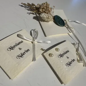 Linen Love – Μπομπονιέρα Χάρτινο Φακελάκι με Τύπωμα Ονομάτων & Σατέν Κορδέλα