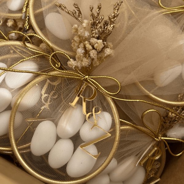 Elegant Gold - Μπομπονίερα στύλ κρίκος με μονογράμματα και κουφέτα