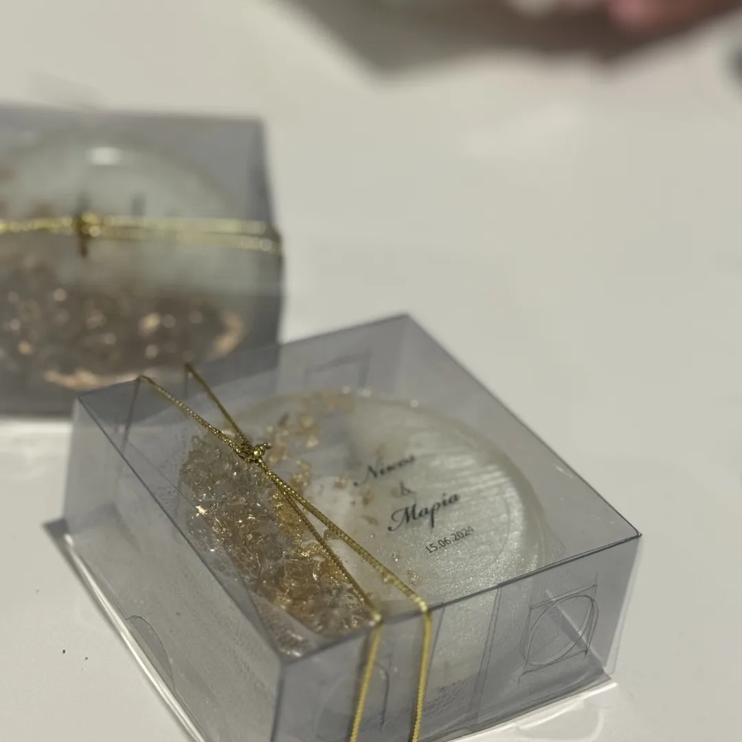 Golden Sparkle – Μπομπονιέρα Κερί σε Ακρυλικό Κουτί με Χρυσά Ψηφία & Προσωποποίηση