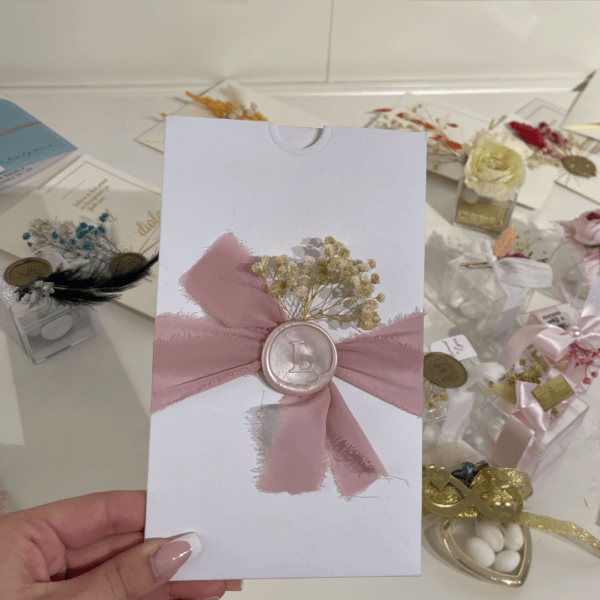 "Romantic Rose Veil – Προσκλητήριο Γάμου με Floral Φόντο & Φυσικό Στολισμό"