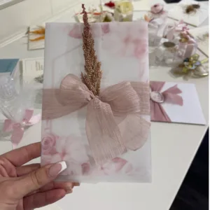 "Blush Floral Dream – Ρομαντικό Προσκλητήριο Γάμου με Vellum και Κορδέλα"