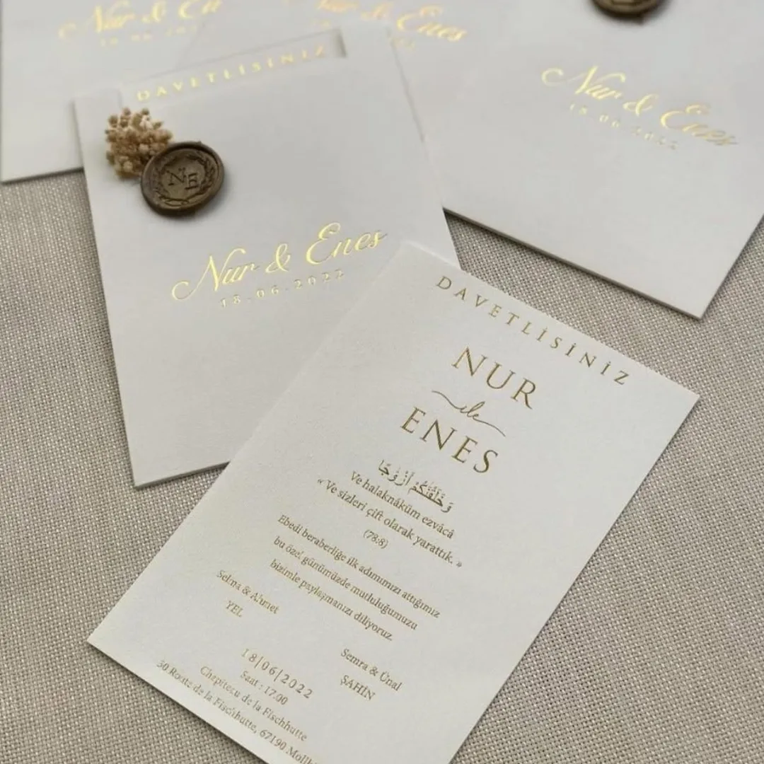 "Elegant Minimalism" – Προσκλητήριο Γάμου με Χρυσοτυπία και Βουλοκέρι