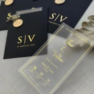 "Black Elegant" – Προσκλητήριο Γάμου με Διάφανο PVC, Χρυσοτυπία & Μονογράμματα