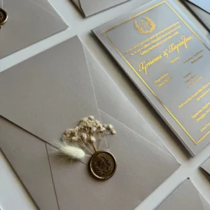 Προσκλητήριο Γάμου "Golden Vellum" - Γκρι Περλέ με Χρυσοτυπία, Βουλοκέρι & Αποξηραμένα Άνθη