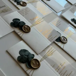 "Eucalyptus Elegance" – Προσκλητήριο Γάμου με Χρυσές Λεπτομέρειες & Φύλλα Ευκαλύπτου